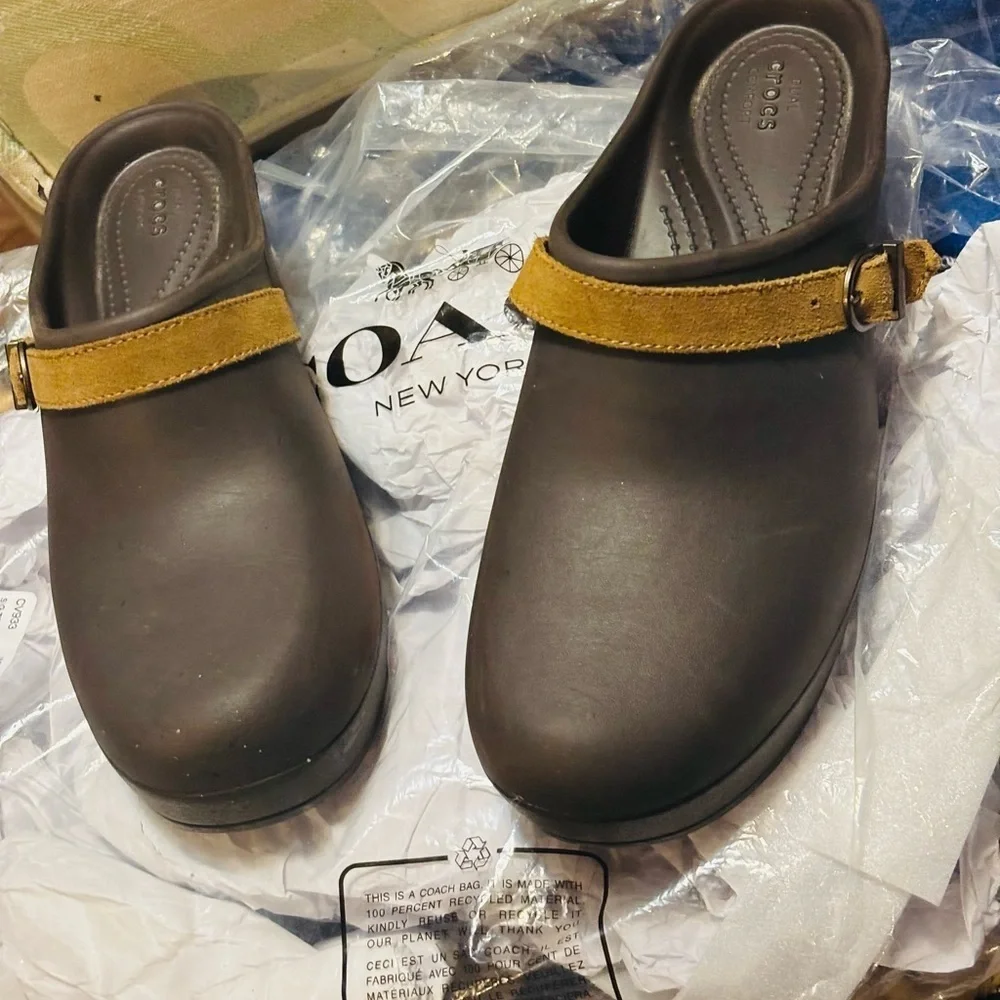 Crocs Sarah clogs in a brown color with a tan suede leather strap - Picture 7 of 8